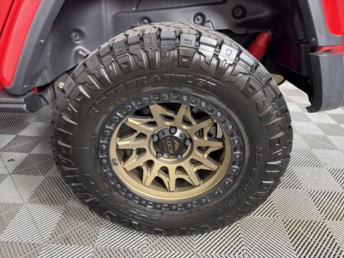 Used 2018 Jeep Wrangler Unlimited Sahara AWD/4WD image 19