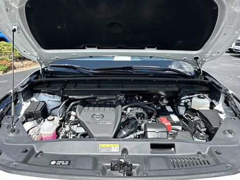 Used 2024 Toyota Highlander XLE FWD image 29