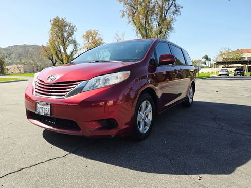 Used 2017 Toyota Sienna LE FWD image 3