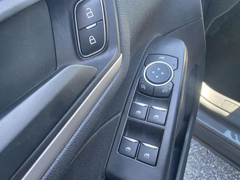 Used 2022 Ford Escape SE w/ SE Sport Appearance Package image 11