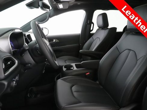 New 2026 Chrysler Pacifica Select image 16