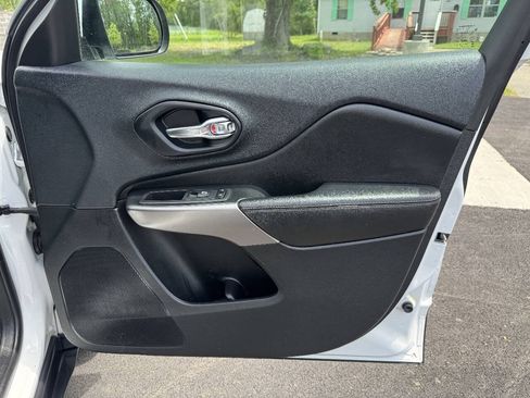 Used 2019 Jeep Cherokee Limited FWD image 27