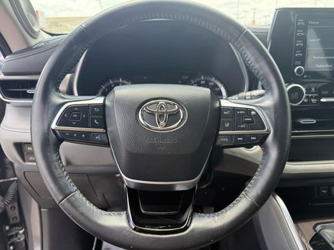 Used 2021 Toyota Highlander Limited FWD image 19