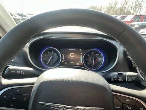 Used 2024 Chrysler Pacifica Touring-L image 23