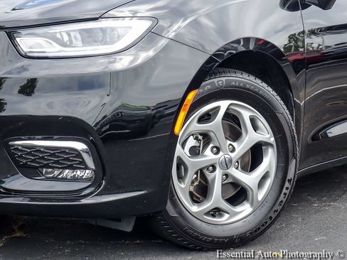 Used 2024 Chrysler Pacifica Limited FWD image 5