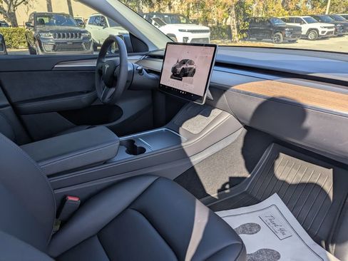 Used 2025 Tesla Model Y Long Range image 9