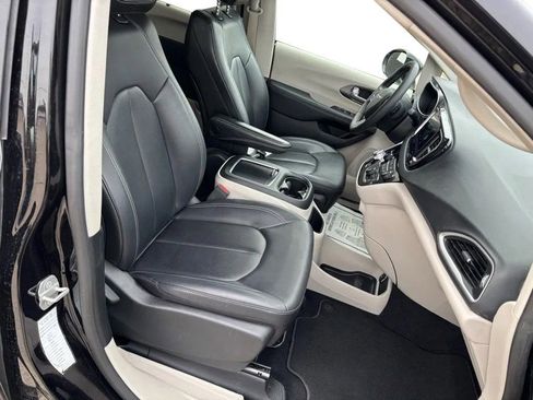 Used 2024 Chrysler Pacifica Touring-L image 30