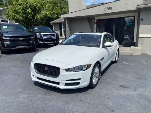 Used 2018 Jaguar XE Premium image 2
