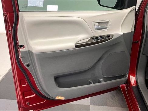 Used 2017 Toyota Sienna XLE Premium w/ Cargo Management Package FWD image 26