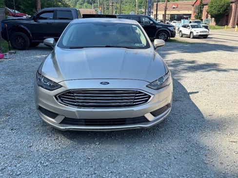 Used 2017 Ford Fusion SE w/ Fusion SE Technology Package image 5