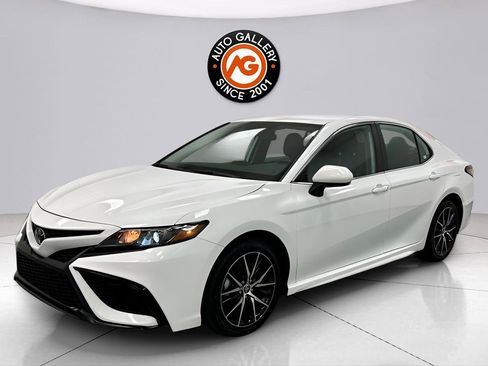Used 2024 Toyota Camry SE FWD image 3