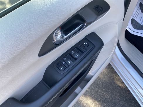 Used 2024 Chrysler Pacifica Touring-L FWD image 8