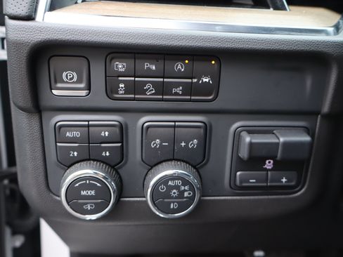 Used 2025 Chevrolet Tahoe High Country AWD/4WD image 23
