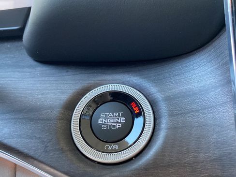 Used 2021 Jeep Grand Cherokee L Overland w/ Luxury Tech Group IV AWD/4WD image 46