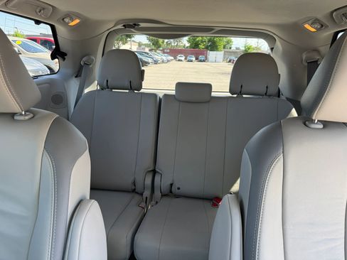 Used 2014 Toyota Sienna Limited w/ Limited Convenience Package FWD image 20