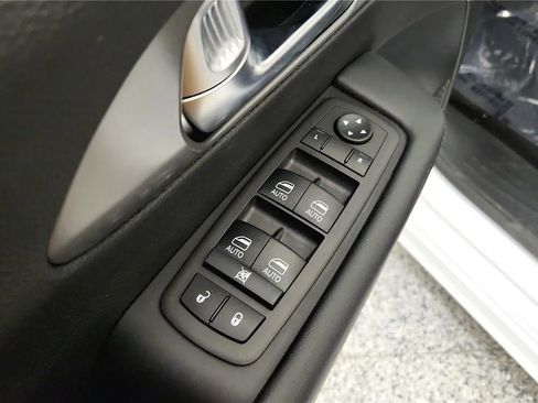 Used 2025 Chrysler Pacifica Select image 30