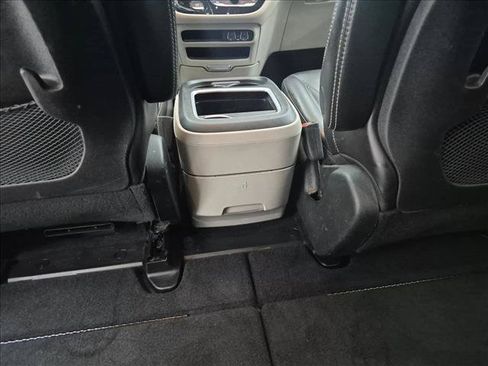 Used 2023 Chrysler Pacifica Touring-L FWD image 18