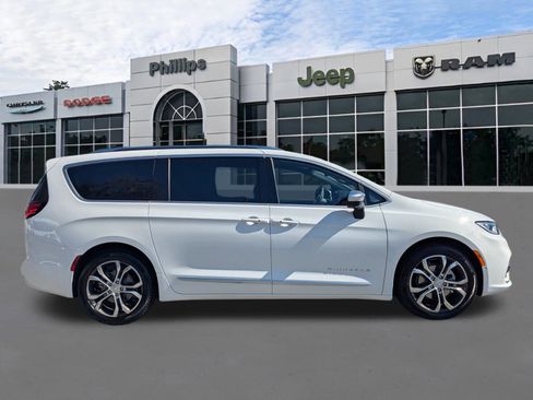 New 2026 Chrysler Pacifica Pinnacle image 2