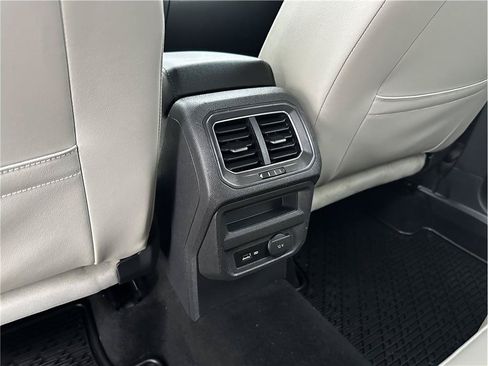 Used 2018 Volkswagen Tiguan SEL Premium w/ R-Line Package AWD/4WD image 18