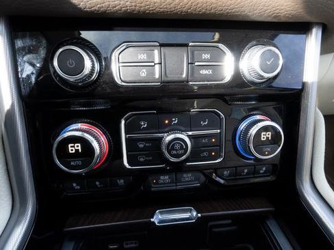 Used 2022 GMC Yukon XL Denali image 17