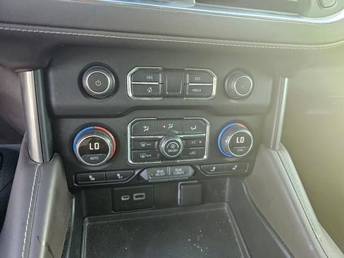 Used 2022 Chevrolet Suburban LT w/ Luxury Package AWD/4WD image 27
