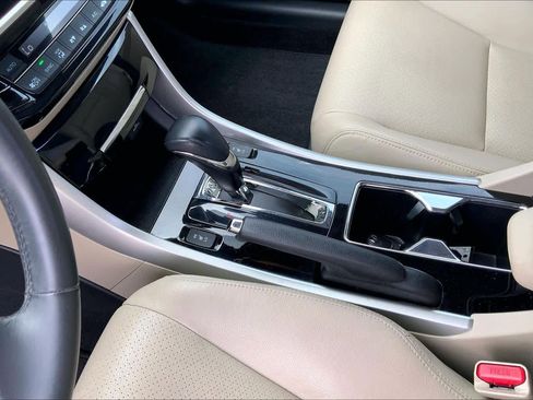 Used 2016 Honda Accord Touring image 17