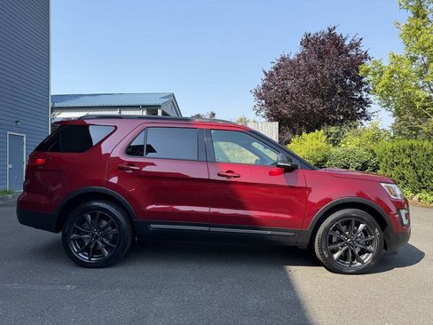 Used 2017 Ford Explorer XLT w/ Equipment Group 202A AWD/4WD image 3