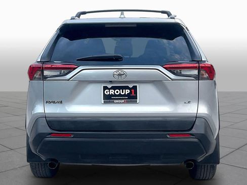 Used 2019 Toyota RAV4 LE FWD image 4
