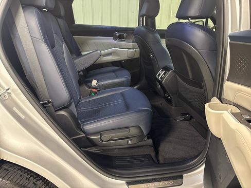 Used 2022 Kia Sorento SX Prestige w/ Panoramic Sunroof Package AWD/4WD image 9