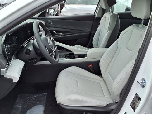 New 2025 Hyundai Elantra Limited image 4