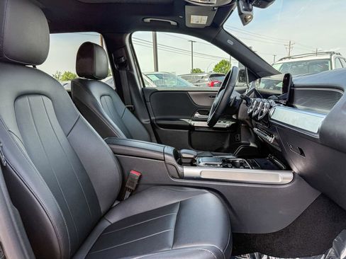 Used 2022 Mercedes-Benz GLB 250 4MATIC w/ Premium Package Lite image 17
