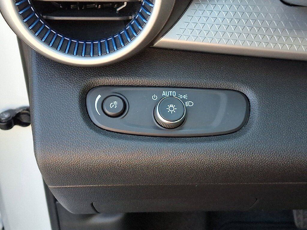 Used 2025 Chevrolet Trax LS w/ LS Convenience Package FWD image 30