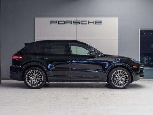 Certified 2022 Porsche Cayenne Platinum Edition image 8