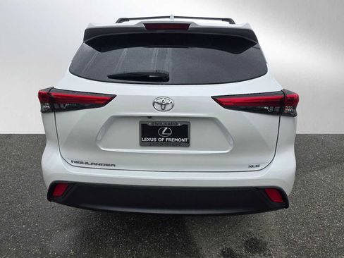 Used 2023 Toyota Highlander XLE FWD image 4