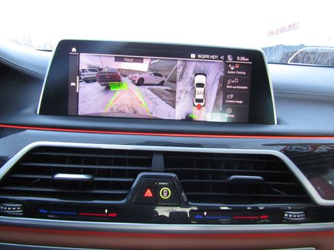 Used 2021 BMW 750i xDrive w/ Executive Package image 18