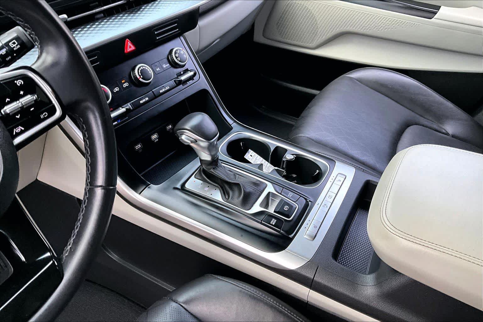 Used 2024 Kia Carnival LX FWD image 16