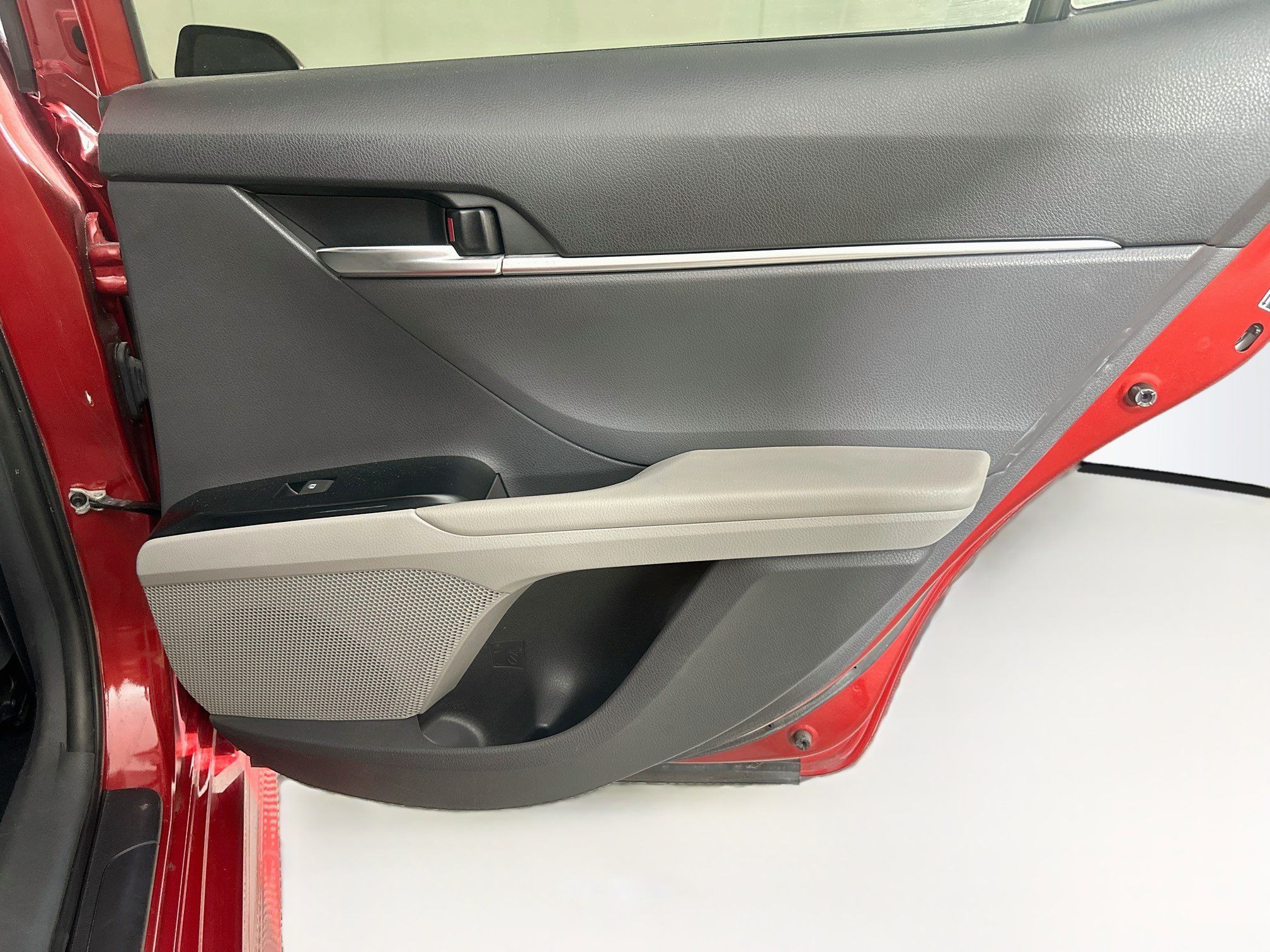 Used 2019 Toyota Camry SE w/ Carpet Mat Package FWD image 27
