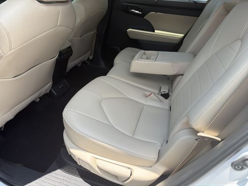 Used 2023 Toyota Highlander XLE AWD/4WD image 30