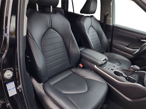 Used 2022 Toyota Highlander XLE image 29