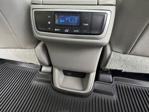 Used 2017 Toyota Highlander XLE AWD/4WD image 29
