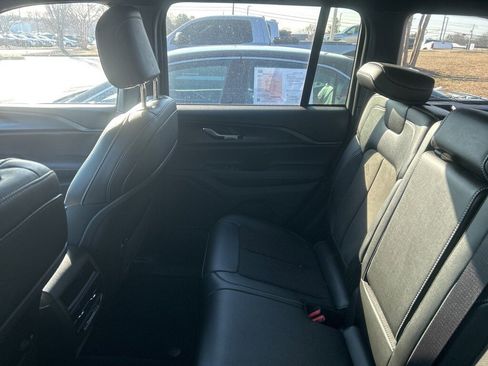 Used 2023 Jeep Grand Cherokee Altitude image 10