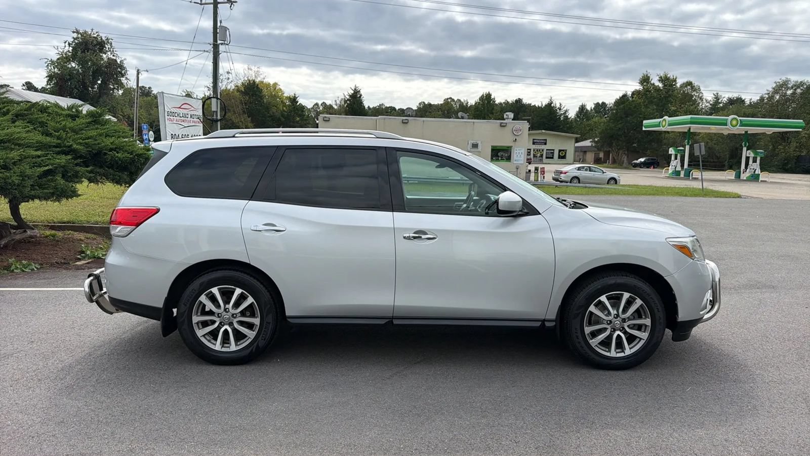 Used 2013 Nissan Pathfinder SV AWD/4WD image 5
