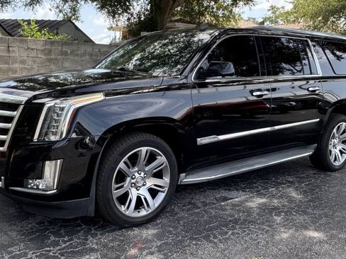 Used 2022 Cadillac Escalade Premium Luxury RWD image 5