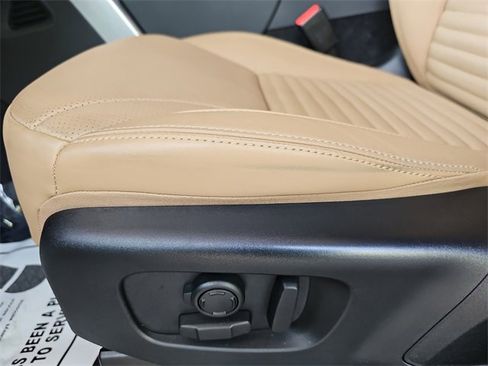 Used 2024 Land Rover Discovery Metropolitan Edition image 31
