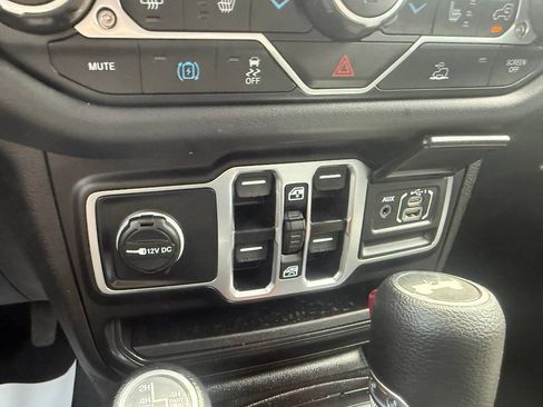 Used 2025 Jeep Wrangler Unlimited Sahara AWD/4WD image 24