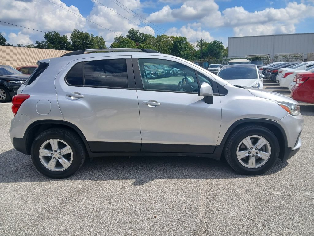 Used 2021 Chevrolet Trax LT w/ LT Convenience Package FWD image 4