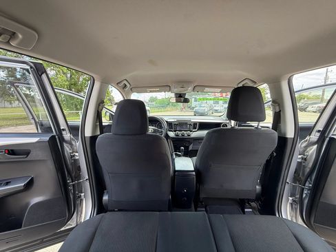 Used 2018 Toyota RAV4 LE FWD image 17
