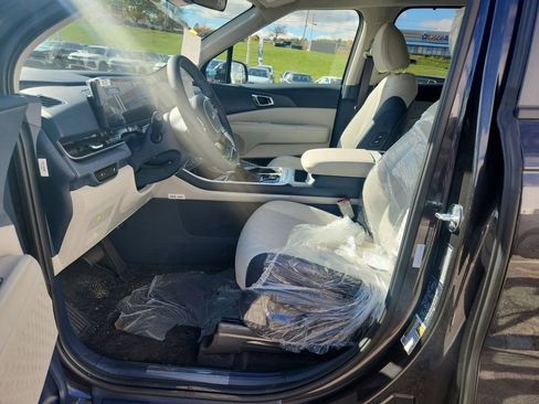 New 2026 Kia Carnival EX image 9