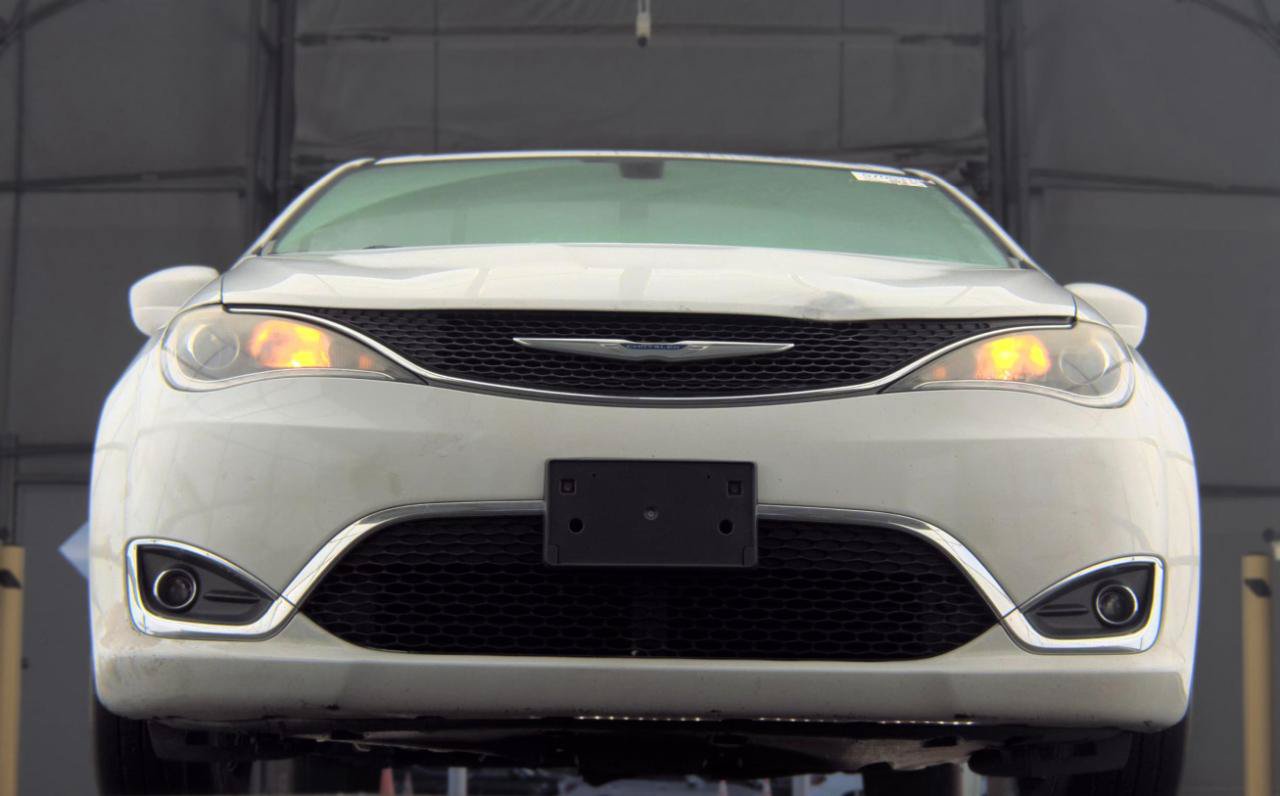 Used 2019 Chrysler Pacifica Touring-L FWD image 3
