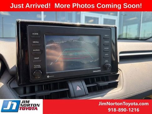 Used 2021 Toyota RAV4 LE AWD/4WD image 9